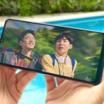 Review-kualitas-layar-smartphone-di-bawah-sinar-matahari