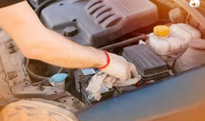 Alat dan bahan yang diperlukan untuk membersihkan terminal aki mobil