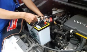 Bagaimana cara mengecek apakah masalahnya pada aki atau komponen lain?