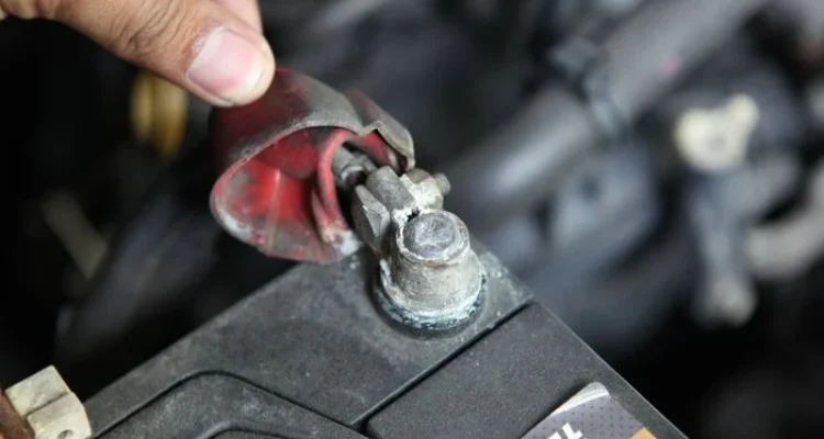 Bahaya Membiarkan Terminal Aki Berjamur Putih/Biru: Dampak pada Sistem Kelistrikan