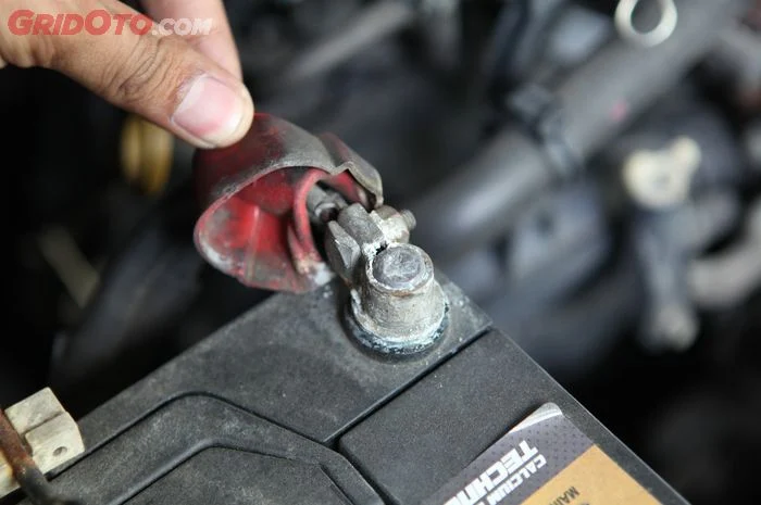 Bahaya Membiarkan Terminal Aki Berjamur Putih/Biru: Dampak pada Sistem Kelistrikan