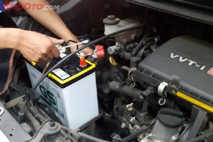 Bahaya pasang aki mobil terbalik kutubnya meskipun sebentar: Mengapa Ini Sangat Berbahaya?