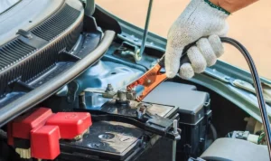 Berapa biaya cas aki mobil di tukang aki terdekat? Rincian Harga Berdasarkan Faktor Utama