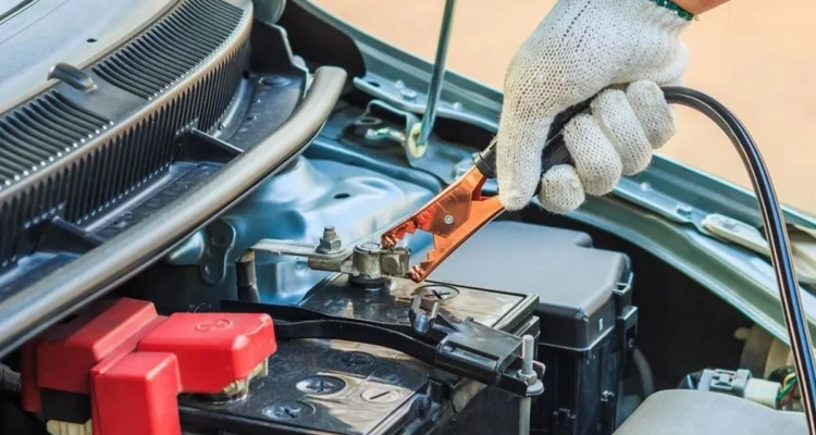 Berapa biaya cas aki mobil di tukang aki terdekat? Rincian Harga Berdasarkan Faktor Utama