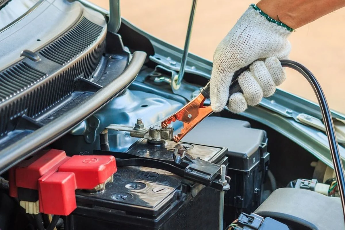 Berapa biaya cas aki mobil di tukang aki terdekat? Rincian Harga Berdasarkan Faktor Utama