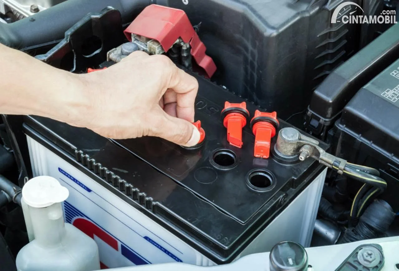 Cara ganti air aki mobil sebelum dipasang: Langkah demi langkah