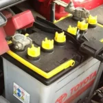 Cara ganti aki mobil darurat di pinggir jalan: Persiapan alat dan keamanan