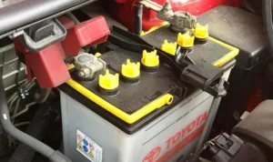 Cara ganti aki mobil darurat di pinggir jalan: Persiapan alat dan keamanan