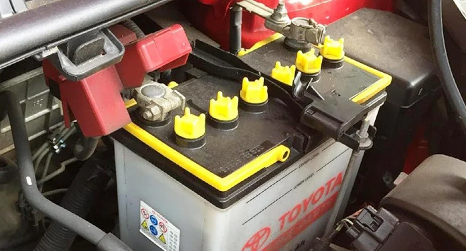 Cara ganti aki mobil darurat di pinggir jalan: Persiapan alat dan keamanan