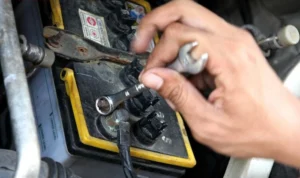 Cara ganti aki mobil dengan ampere yang lebih tinggi sedikit: Langkah demi Langkah