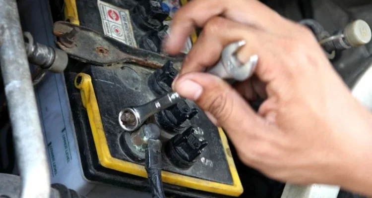 Cara ganti aki mobil dengan ampere yang lebih tinggi sedikit: Langkah demi Langkah