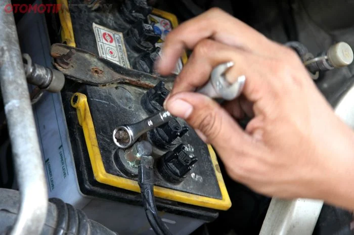 Cara ganti aki mobil dengan ampere yang lebih tinggi sedikit: Langkah demi Langkah