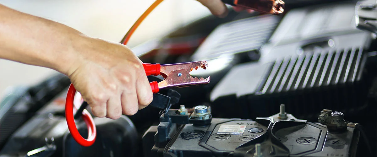 Cara ganti aki mobil merek Motobatt vs Delkor: Persiapan dan Alat yang Diperlukan