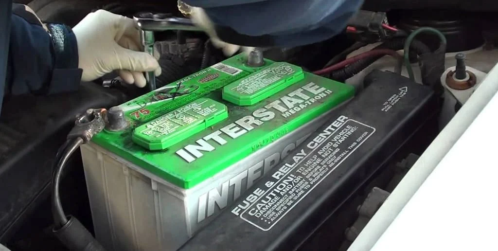 Cara ganti aki mobil merek Rocket Battery SMF: Persiapan awal yang wajib dilakukan