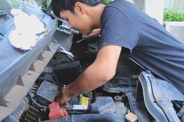Cara ganti aki mobil tanpa alat bantu (manual tangan): Persiapan dan Langkah‑Langkah