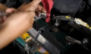Cara ganti aki mobil tanpa merusak klip cover plastik mesin: Persiapan Awal