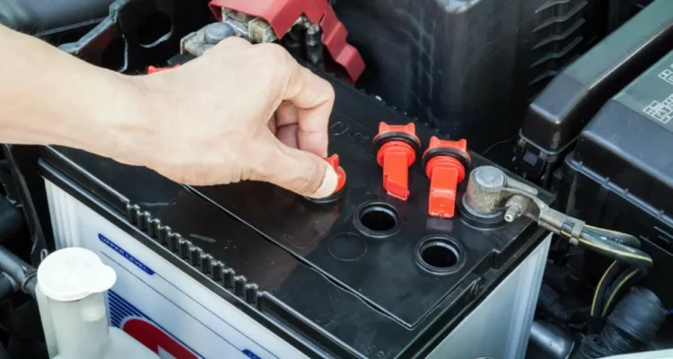 Cara ganti aki mobil yang air akinya sering meluap: Langkah demi langkah