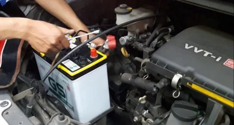 Cara ganti aki mobil yang diletakkan di bawah karpet bagasi: Persiapan awal