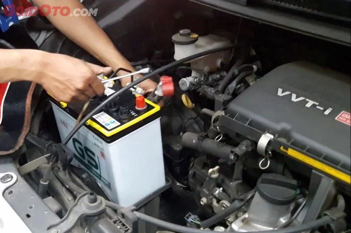 Cara ganti aki mobil yang diletakkan di bawah karpet bagasi: Persiapan awal