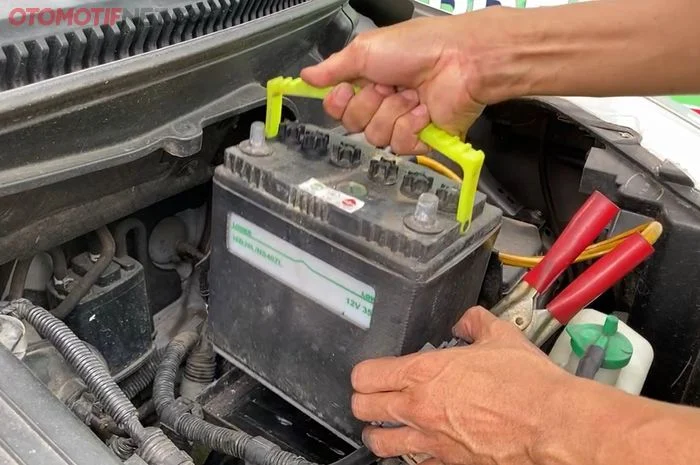 Cara ganti aki mobil yang letaknya di bawah box filter udara: Persiapan Awal