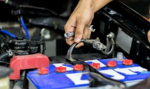 Cara ganti aki mobil yang terminalnya tipe tirus (tapered terminal)