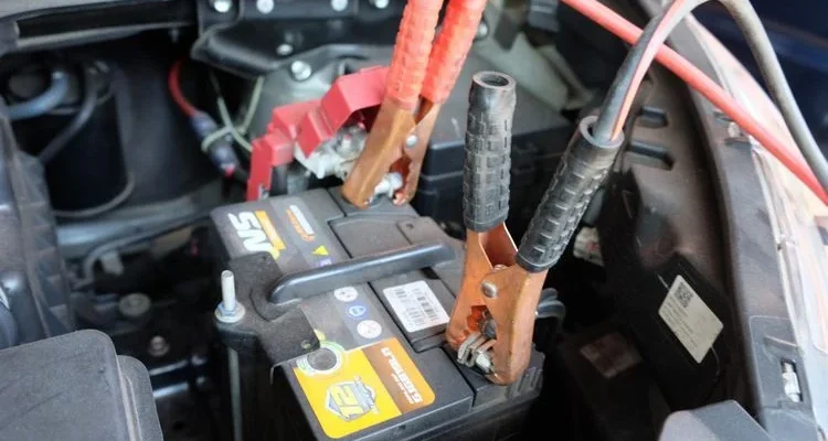 Cara jumper aki mobil soak ke aki baru: Langkah demi langkah