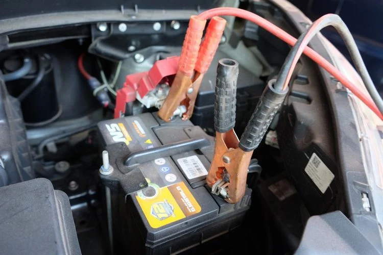 Cara jumper aki mobil soak ke aki baru: Langkah demi langkah