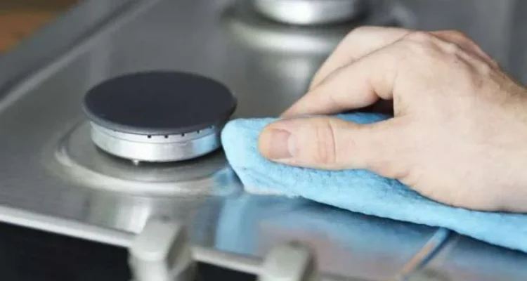 Cara membersihkan kerak asam aki dengan soda kue: Persiapan awal