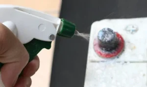 Cara membersihkan korosi aki dengan air panas sebelum pasang: Persiapan Awal