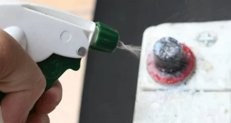 Cara membersihkan korosi aki dengan air panas sebelum pasang: Persiapan Awal