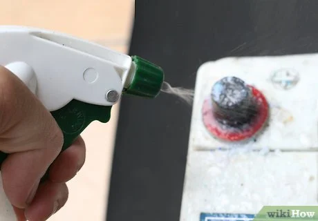 Cara membersihkan korosi aki dengan air panas sebelum pasang: Persiapan Awal