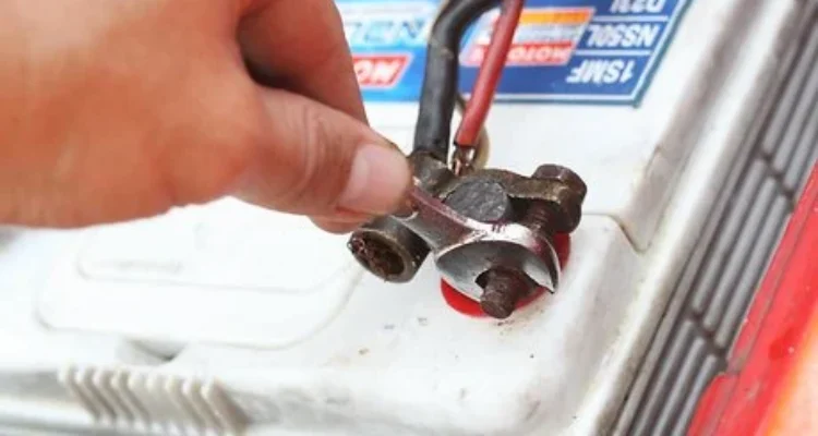 Cara membersihkan terminal aki mobil: Langkah demi langkah