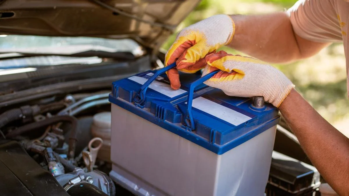 Cara mengatasi korosi aki yang sampai memakan bodi mobil: Langkah pertama – Identifikasi dan inspeksi menyeluruh