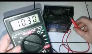 Cara menggunakan multimeter digital untuk cek aki baru: Persiapan Awal