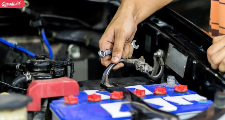 Cara pasang aki mobil agar klakson tidak bunyi terus saat dipasang