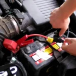 Cara pasang aki mobil dengan kabel jumper sebagai bantuan