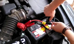 Cara pasang aki mobil dengan kabel jumper sebagai bantuan