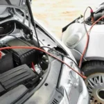 Cara pasang aki mobil dengan kabel jumper sebagai bantuan arus: Langkah demi langkah