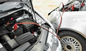 Cara pasang aki mobil dengan kabel jumper sebagai bantuan arus: Langkah demi langkah