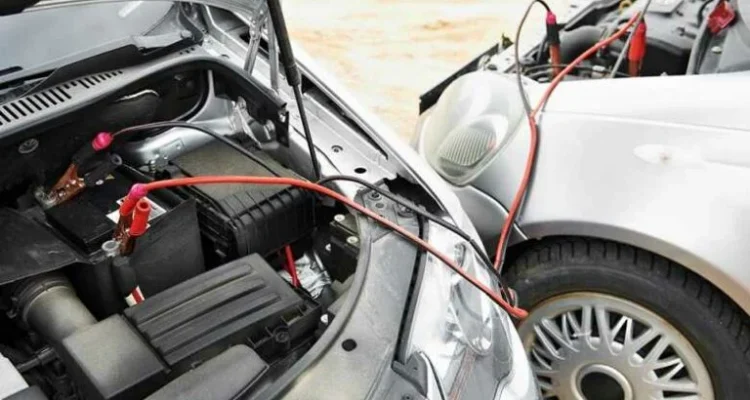 Cara pasang aki mobil dengan kabel jumper sebagai bantuan arus: Langkah demi langkah