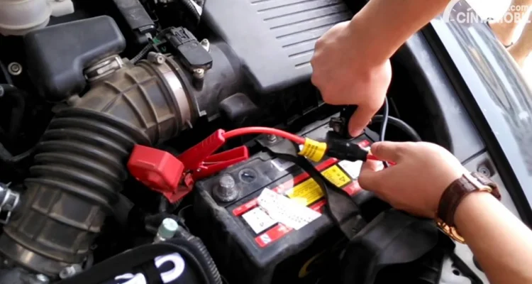 Cara pasang aki mobil dengan kabel jumper sebagai pengaman data
