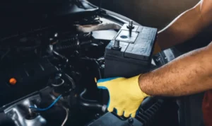 Cara pasang aki mobil dengan menggunakan sarung tangan isolator: Langkah demi Langkah