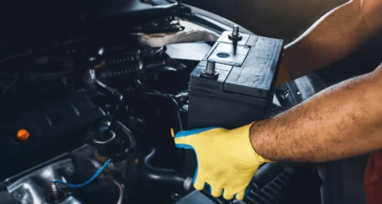 Cara pasang aki mobil dengan menggunakan sarung tangan isolator: Langkah demi Langkah