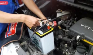 Cara pasang aki mobil Kia Carnival Diesel