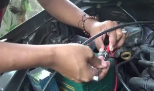 Cara pasang pembatas tegangan (Voltage Limiter) pada aki mobil: Persiapan awal