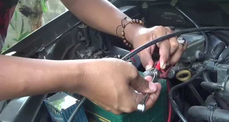 Cara pasang pembatas tegangan (Voltage Limiter) pada aki mobil: Persiapan awal