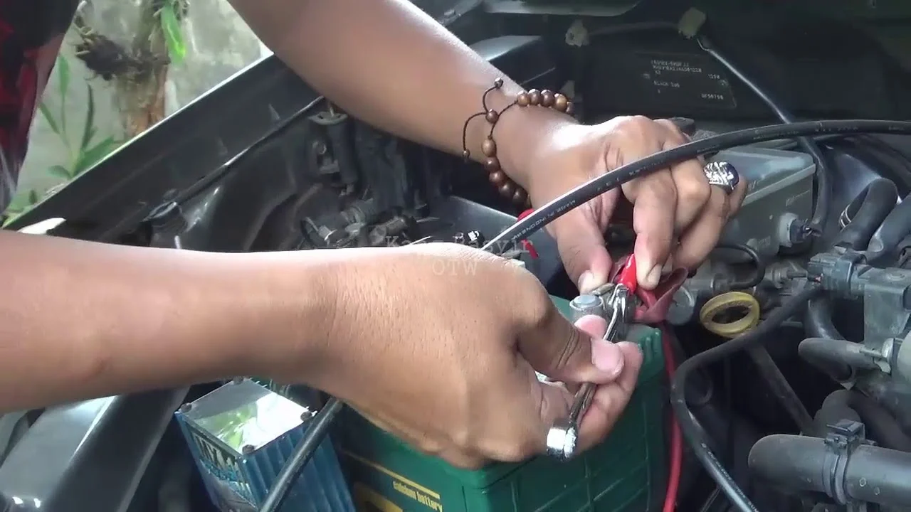 Cara pasang pembatas tegangan (Voltage Limiter) pada aki mobil: Persiapan awal