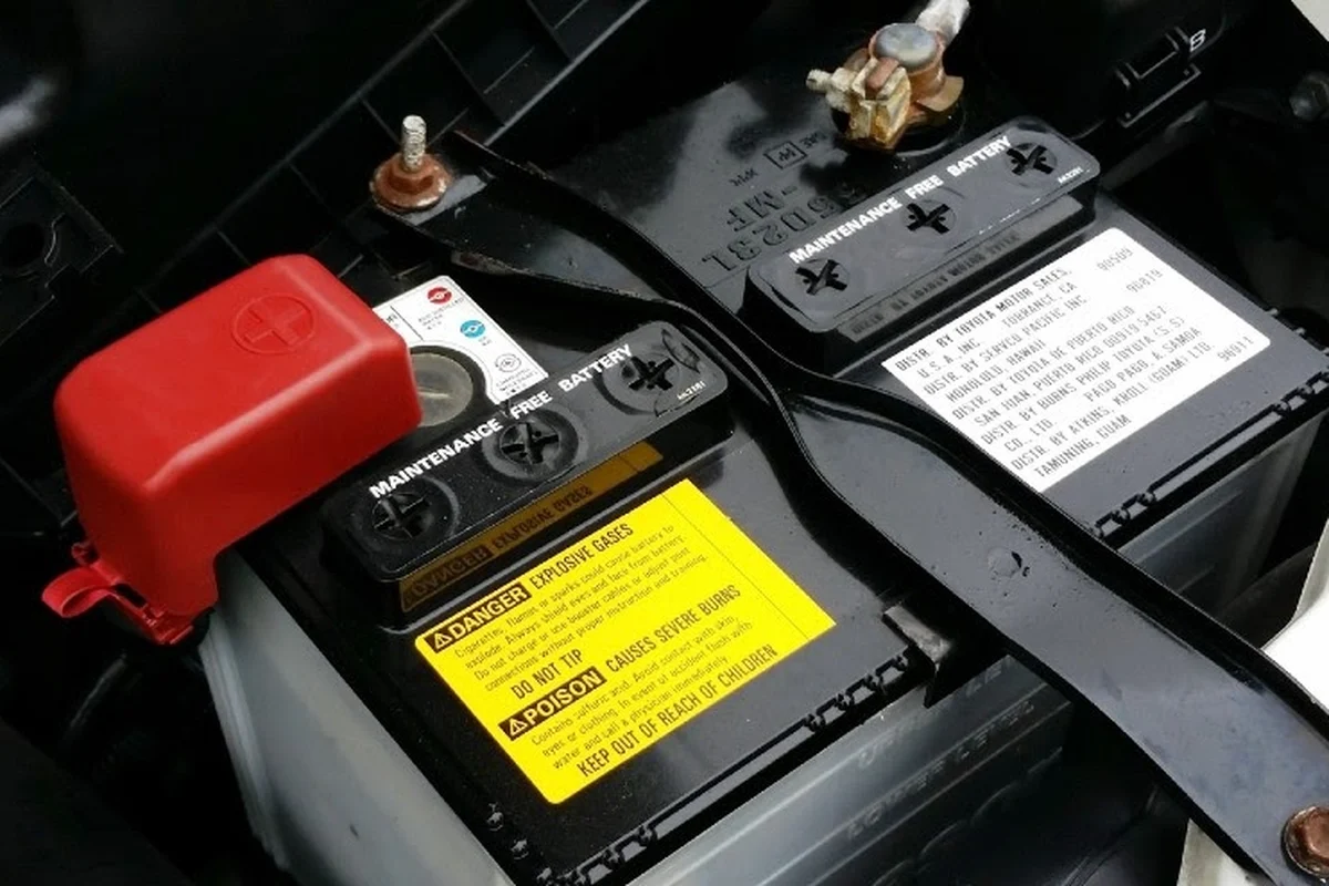 Efek buruk ganti aki mobil saat mesin hidup terhadap kelistrikan