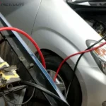 Kenapa ada bunyi percikan saat memasang kabel negatif aki?