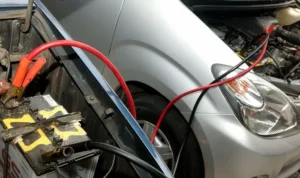 Kenapa ada bunyi percikan saat memasang kabel negatif aki?